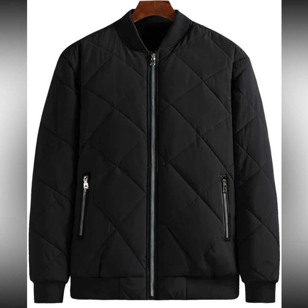 Loose quilt semi-fitted bomber jacket with plush interior.